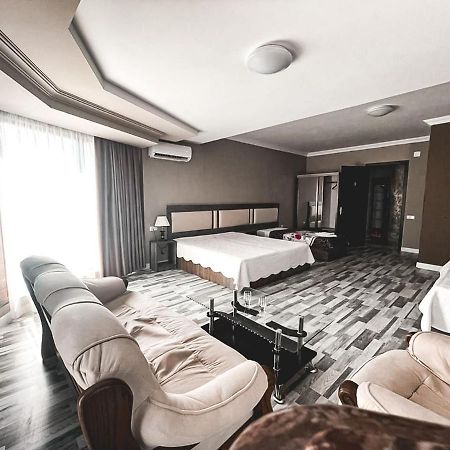 Discovery Hotel Koutaïssi Extérieur photo
