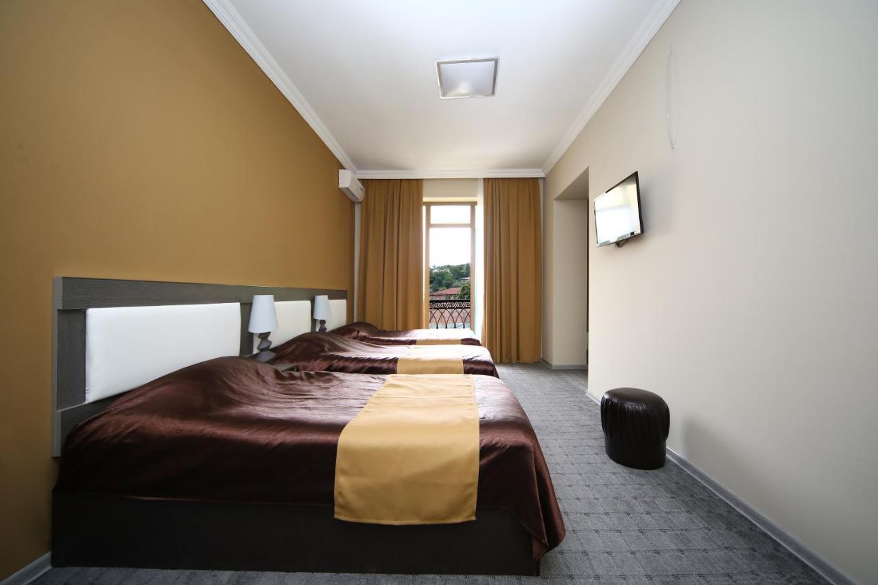 Discovery Hotel Koutaïssi Extérieur photo