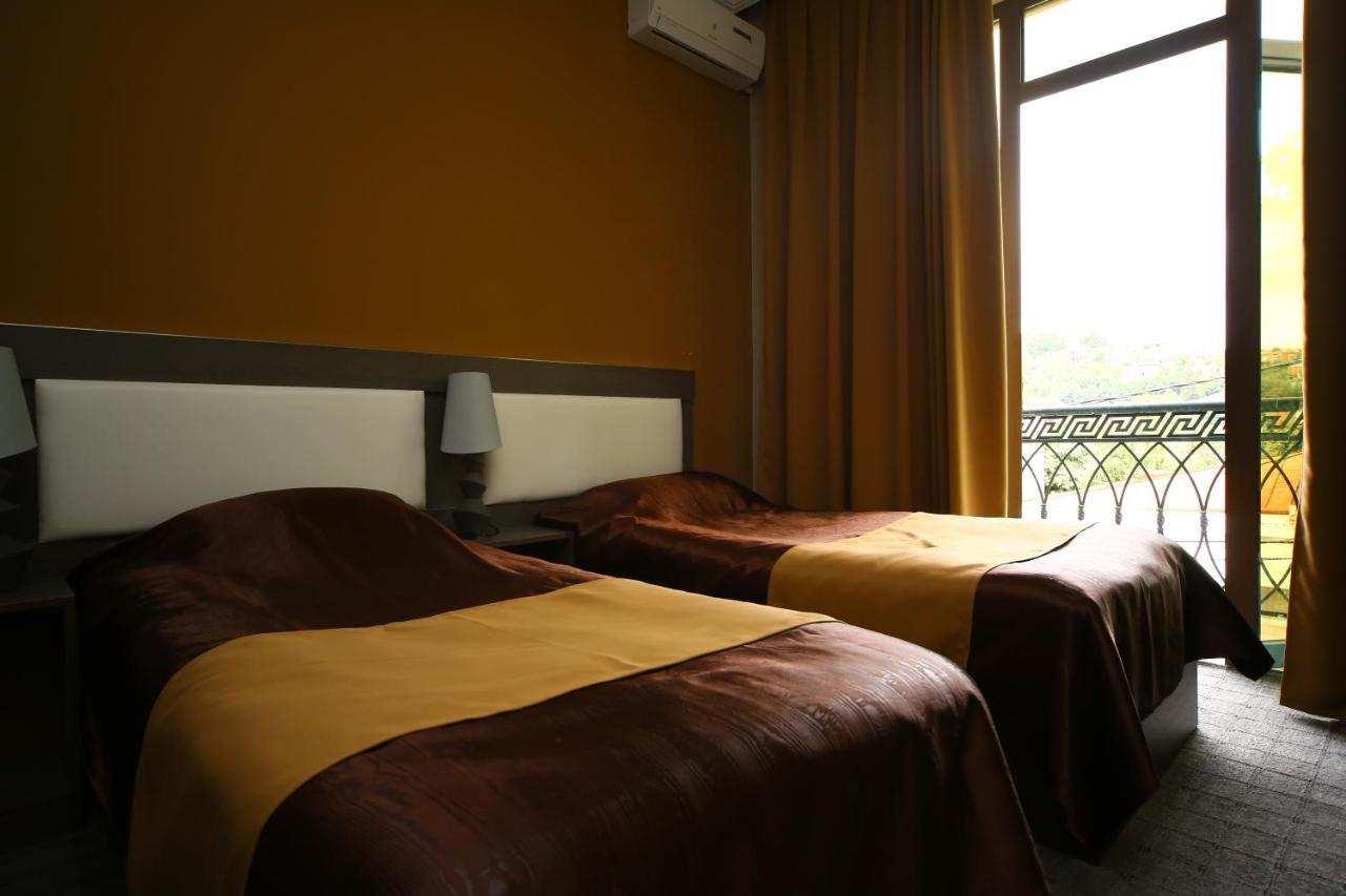 Discovery Hotel Koutaïssi Extérieur photo